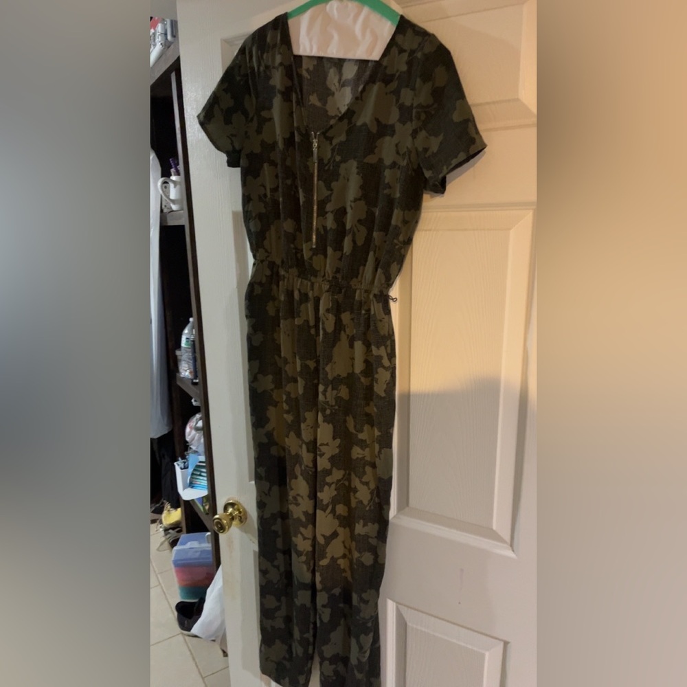 Apt. 9 women’s dark green printed jumpsuit size small